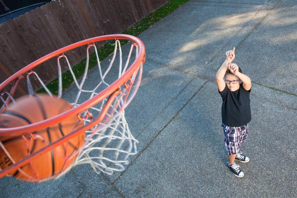 学校8到10岁儿童学习篮球体育运动（分享篮球运动育儿过程）