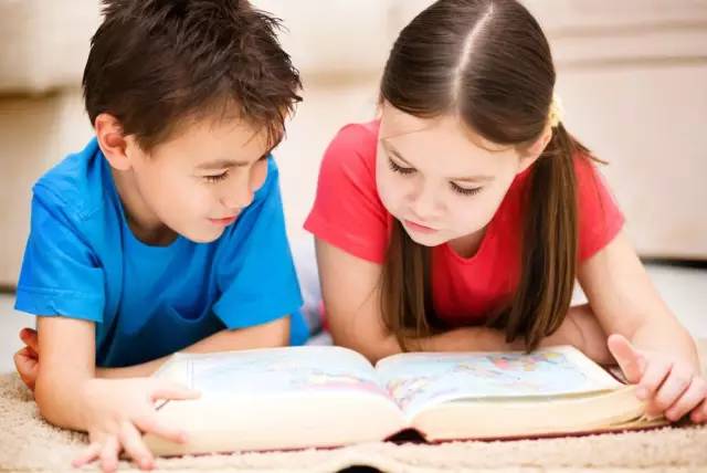 让孩子爱上阅读的四个黄金阶段期（一个方法培养孩子的阅读兴趣）