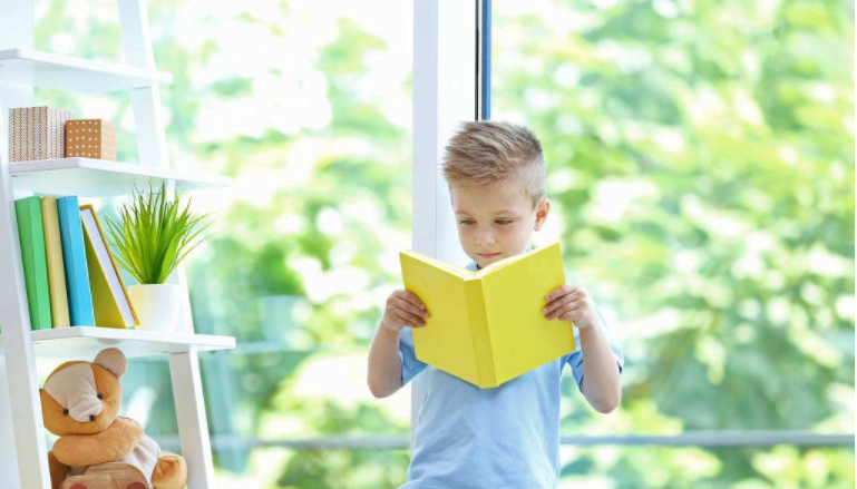 让孩子爱上阅读的四个黄金阶段期（一个方法培养孩子的阅读兴趣）