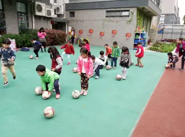 2022脚下绿茵梦幼儿园足球游戏教案模板（拼搏绿茵幼儿园踢足球活动教案范本）