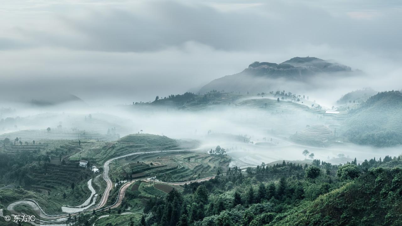 形容山水意境的诗句（游山玩水的诗词）