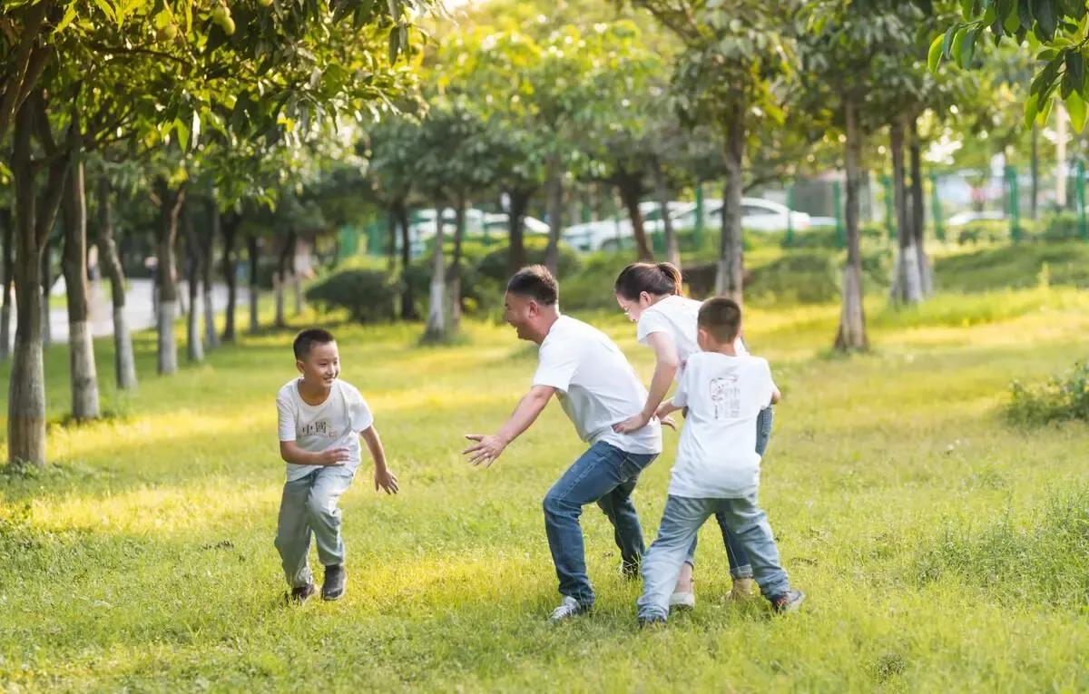 父母要和孩子共同成长的原因（孩子成长父母的影响）