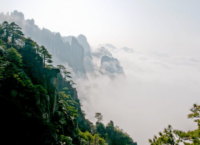 形容黄山的经典名句（关于黄山的雄伟诗句）