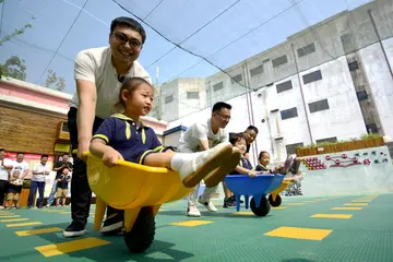 2022小班孩子父亲节互动游戏活动方案模板（小班父亲节亲子互动比赛策划方案范本）