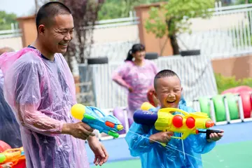 2022小班孩子父亲节互动游戏活动方案模板（小班父亲节亲子互动比赛策划方案范本）