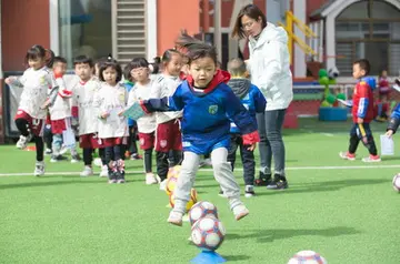 2022幼儿园足球游戏教案及目标（幼儿园儿童趣味足球游戏及玩法）