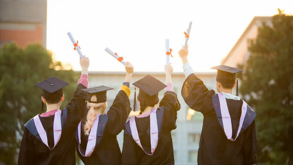 大学毕业季离别的简短祝福语（不说再见，因还会遇见）