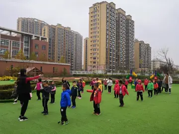 2022幼儿园小朋友体育锻炼活动教案范例（培养运动兴趣幼儿园孩子体育教案模板）