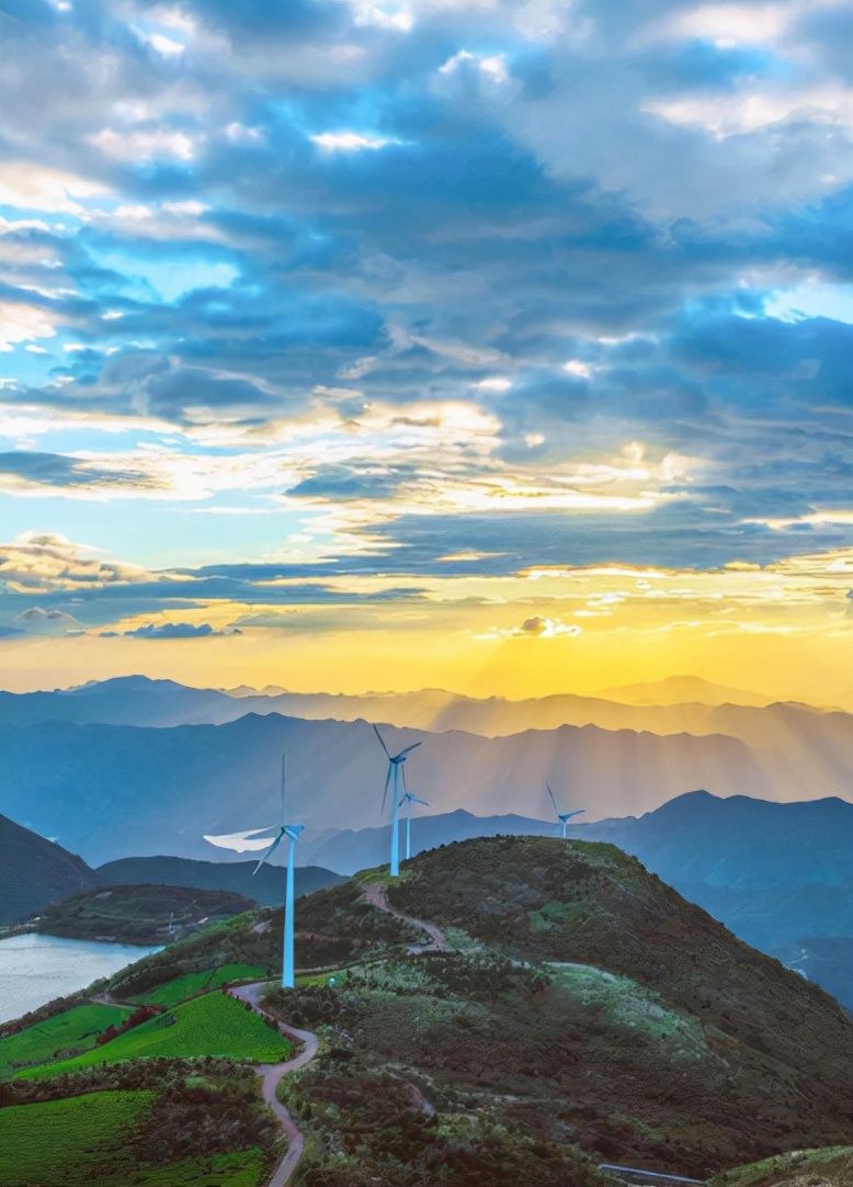 形容登山后心情的诗句（登高望远，回首山河与故乡）