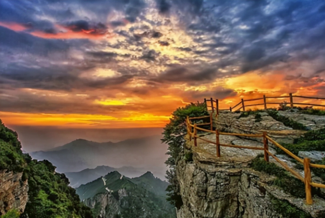 形容登山后心情的诗句（登高望远，回首山河与故乡）