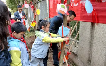 2022亲近自然小学植树节活动策划书范文（播种春天小学生植树节栽树策划案范例）