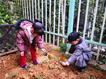 2022万象更新中班全国植树节活动总结范文（春回大地中班植树节教育工作总结范例）