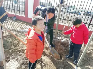 2022万象更新中班全国植树节活动总结范文（春回大地中班植树节教育工作总结范例）