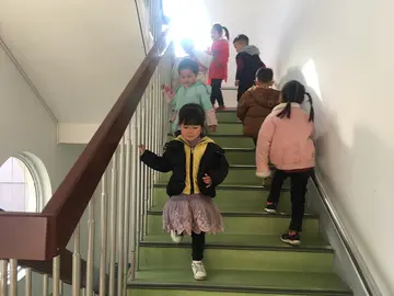 2022幼儿园上下楼梯安全知识教育教案模板（幼儿园孩子上下楼梯规则教学方案范本）