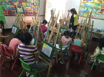 2022色彩运用教学美术画画教育教案模板（动手绘画美术教学主题活动教案范本）