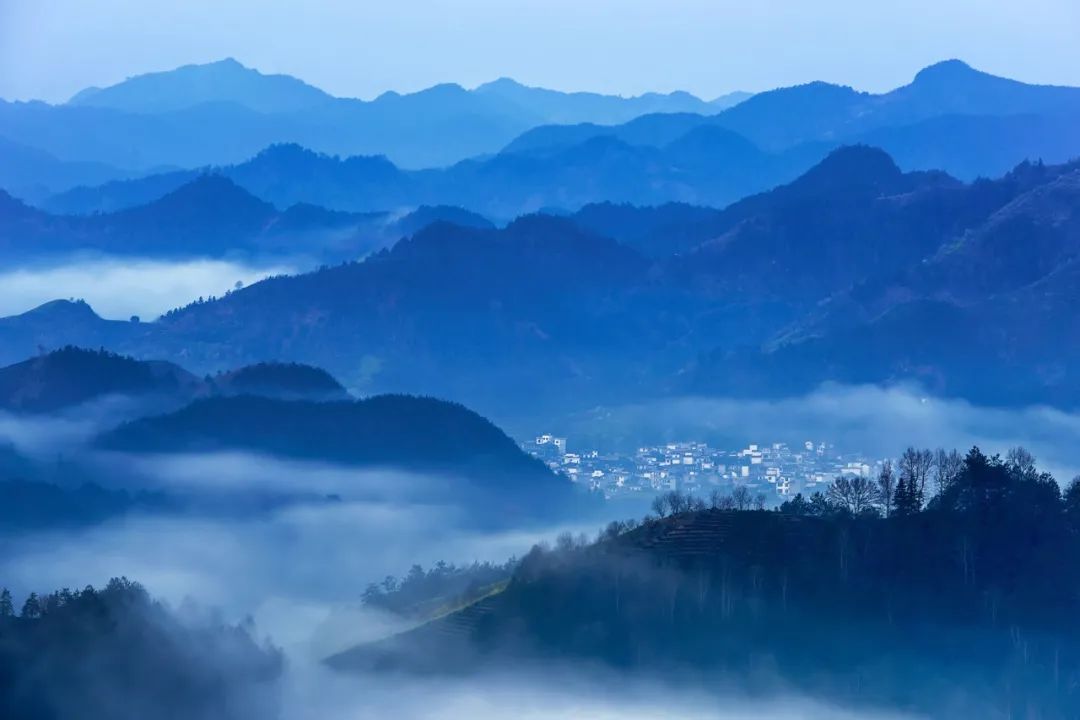 有关12首豪情壮志的豪迈诗词（意境霸气的诗词）