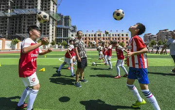 2022你追我赶小学生足球主题活动教案模板（健步如飞小学举行足球比赛方案范本）