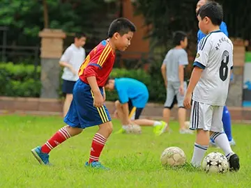 2022你追我赶小学生足球主题活动教案模板（健步如飞小学举行足球比赛方案范本）