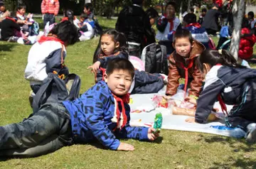 2022燕子呢喃小学生春游特色活动方案模板（柳展宫眉小学生春游游戏策划方案范本）