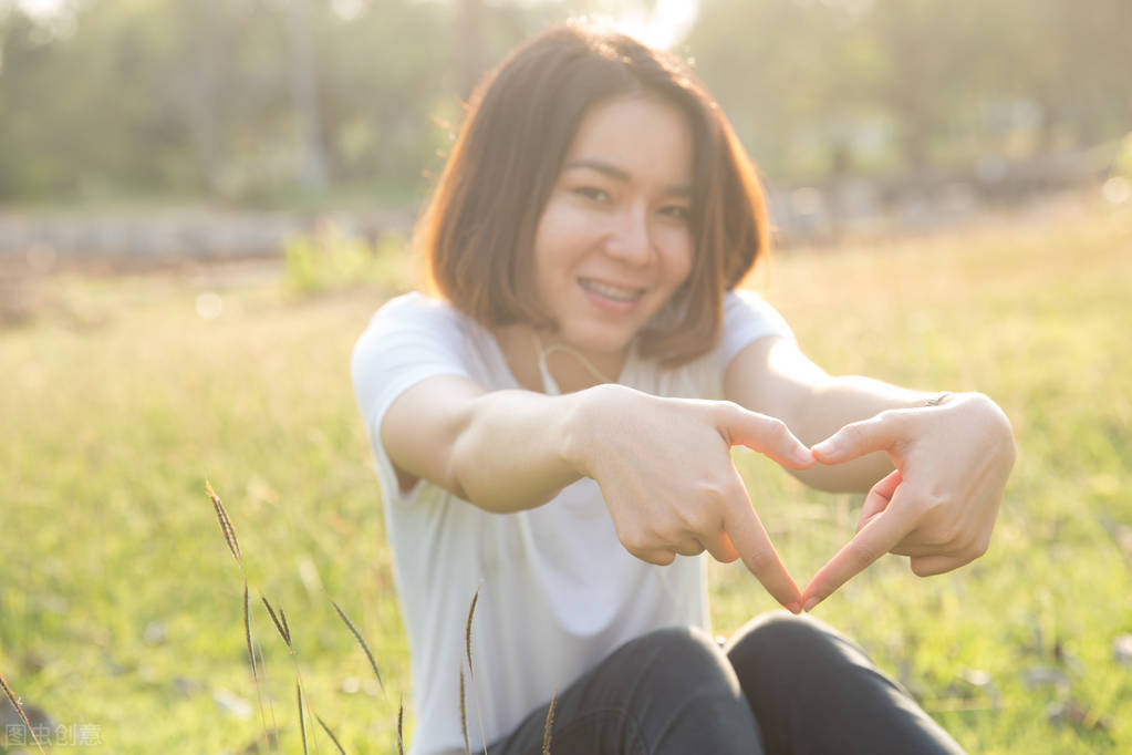 优雅自信的阳光短句大全（简单快乐的励志语录）