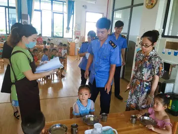 2022拒绝三无食品小班食品安全教案范本（抵制过期产品食品安全小班教案模板）