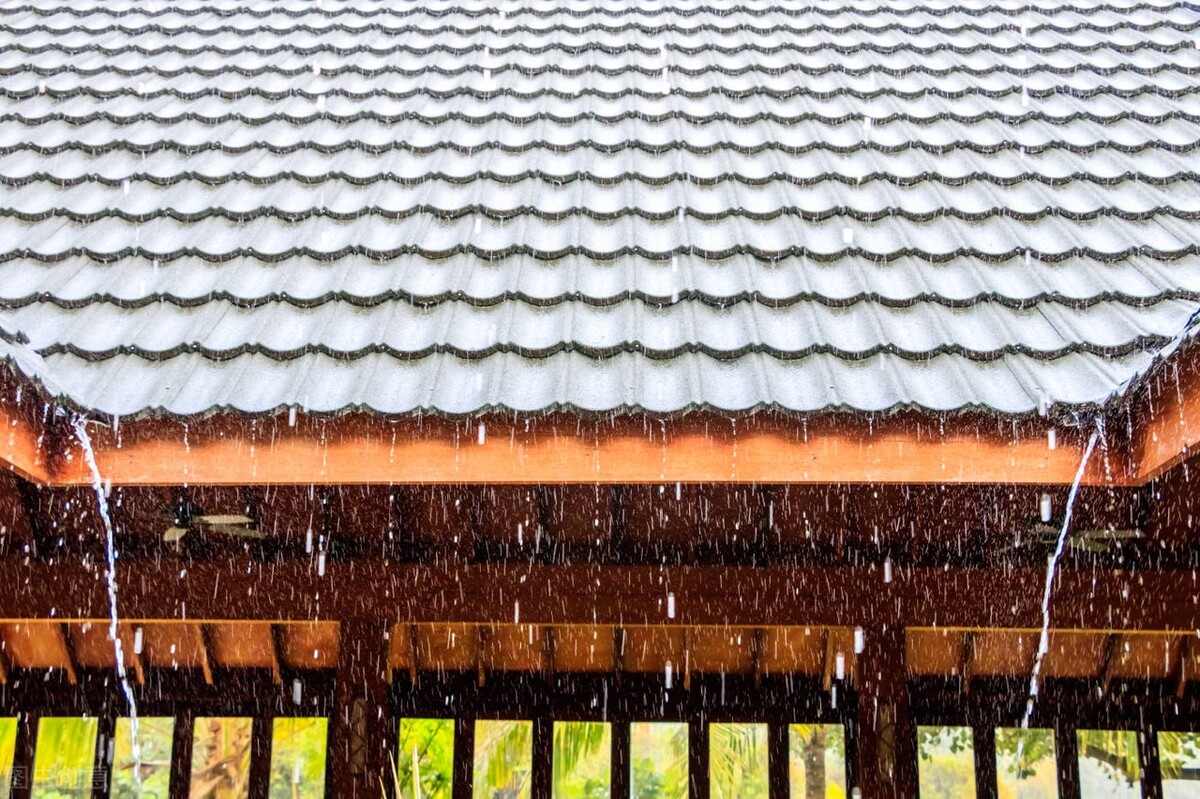 关于下雨天的唯美句子（风在层叠的雨里喘息）