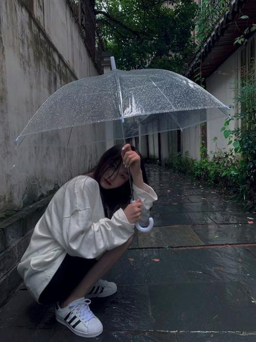 下雨天的那些暖心文案（雨会停，天会晴，没有什么会永远糟糕透顶）