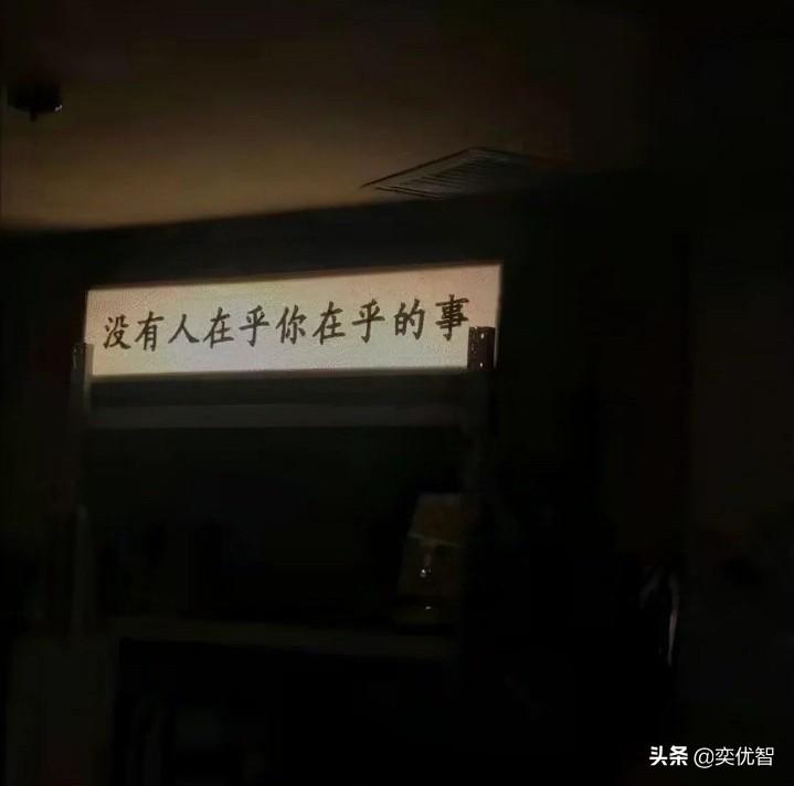 那些让人久久不能释怀的文案（念旧的人总是活的像个拾荒者）