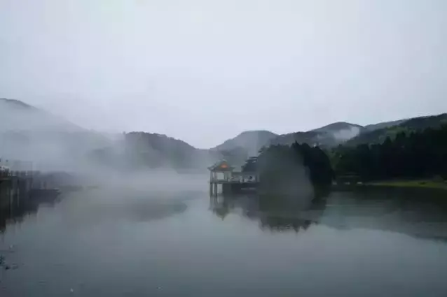 描述夏天雨后的诗词（夏天雷雨的诗句唯美）