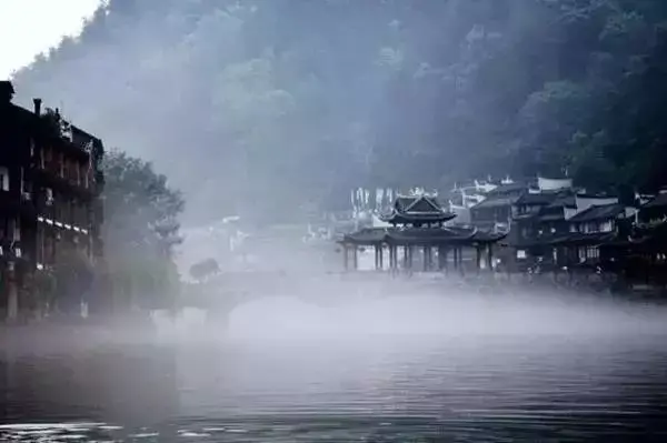 描述夏天雨后的诗词（夏天雷雨的诗句唯美）