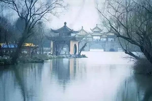 描述夏天雨后的诗词（夏天雷雨的诗句唯美）