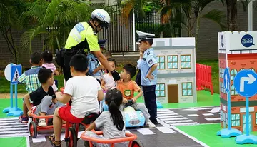 2022平安出行幼儿园交通安全活动教案范文（知危避险幼儿园交通安全主题教案范例）