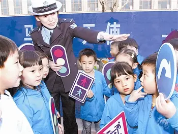 2022平安出行幼儿园交通安全活动教案范文（知危避险幼儿园交通安全主题教案范例）