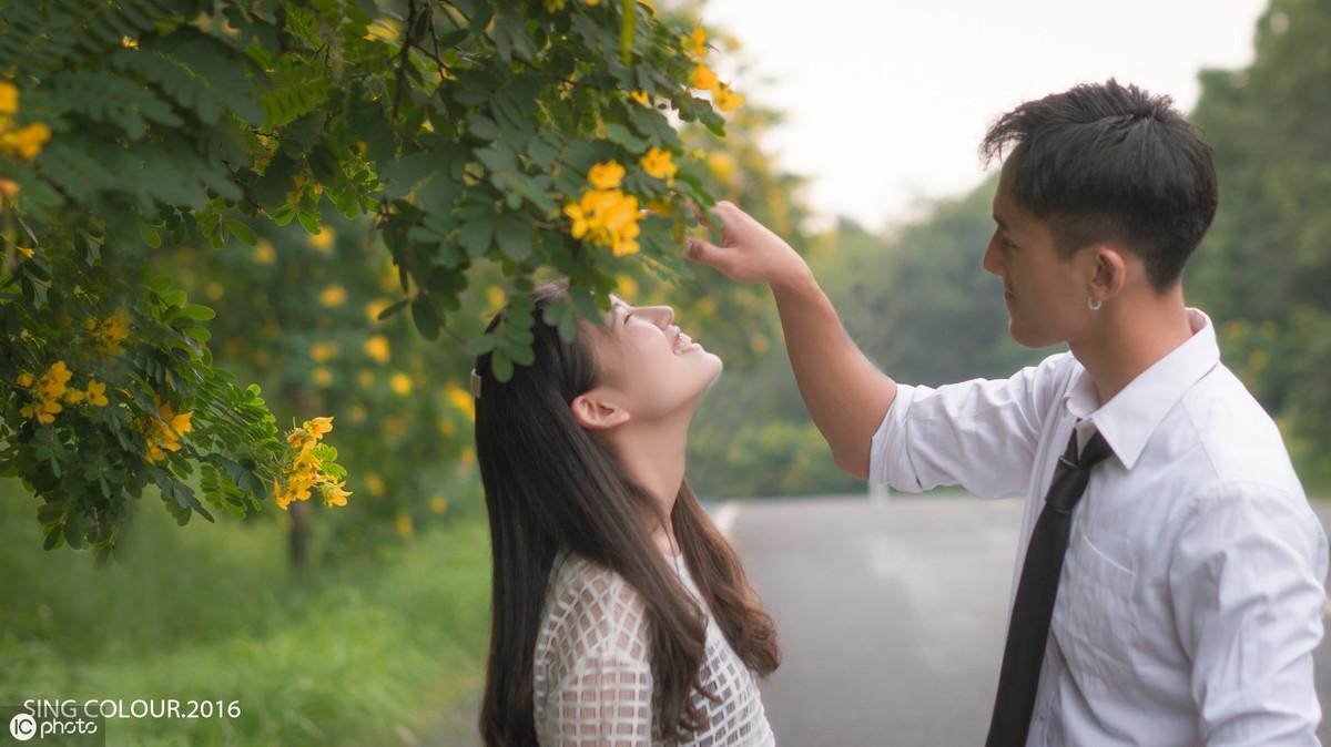 关于简短精辟的中秋节祝福语（合家欢乐，事事圆圆）