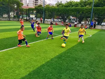 2022放松拉伸身体足球游戏教学教案范文（提高脚部能力趣踢足球教育教案范例）