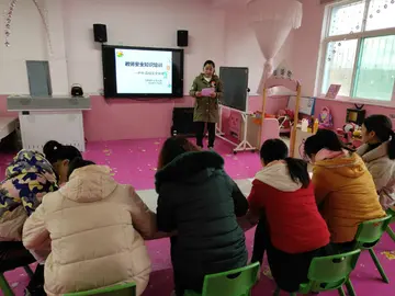 2022小学教师培训实施方案模板（小学老师集训活动方案范本）