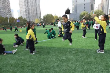 有关小学的作文400字（小学生活二三事精选范例）