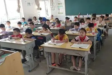 有关小学的作文400字（小学生活二三事精选范例）