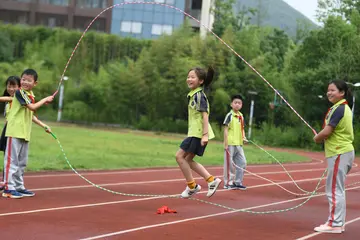 调出青春的色彩作文精选（关于多彩青春的作文范例）