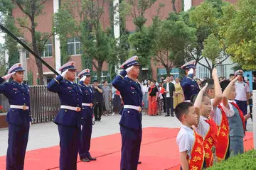 逐梦在青春路上作文精选（关于青春路上的作文范例）