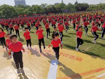 青春搭上快乐的列车作文精选（关于欢乐的作文范例）