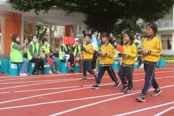 守护梦想，留住美好作文精选（关于青春的模样作文范例）