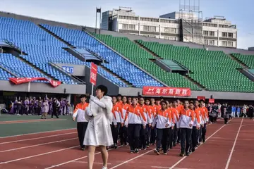 有关挥洒汗水的作文800字（舞动青春之曲精选范例）