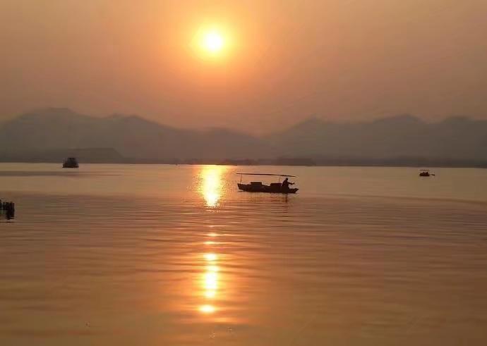 夕阳有诗情，黄昏有画意（秋天晚霞唯美的诗句）