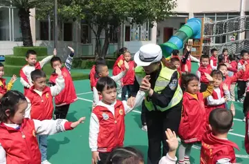 2022幼儿园交通安全实施方案模板（幼儿园交通安全工作方案范本）