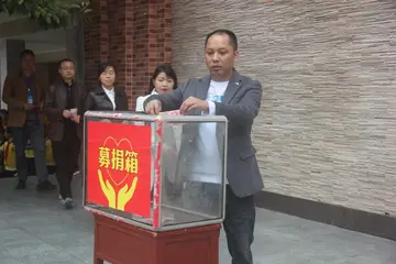 2022为贫困生捐款活动倡议书范文（为贫困生捐款主题倡议书范例）