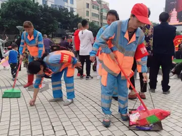 勤劳的城市美容师作文（像玫瑰一样美丽）