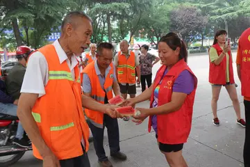 勤劳的城市美容师作文（像玫瑰一样美丽）