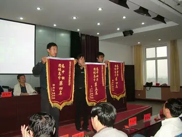 2022院校表彰大会主持稿范文（学生表彰大会演讲稿范例）