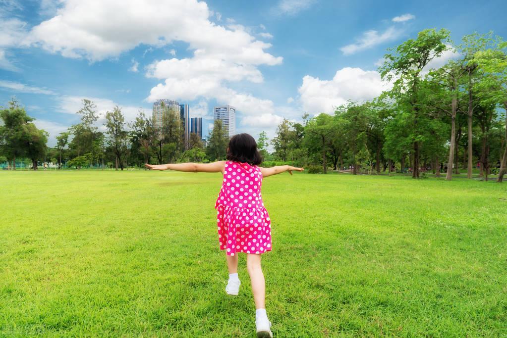 清新自在的阳光短句（阳光下的美好心情句子）